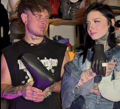 Vánoce se pomalu blíží, tak nezapomeň na ty nejvíc originální dárky! Třeba tyhle kalhoty, kompletně vyrobené v České...